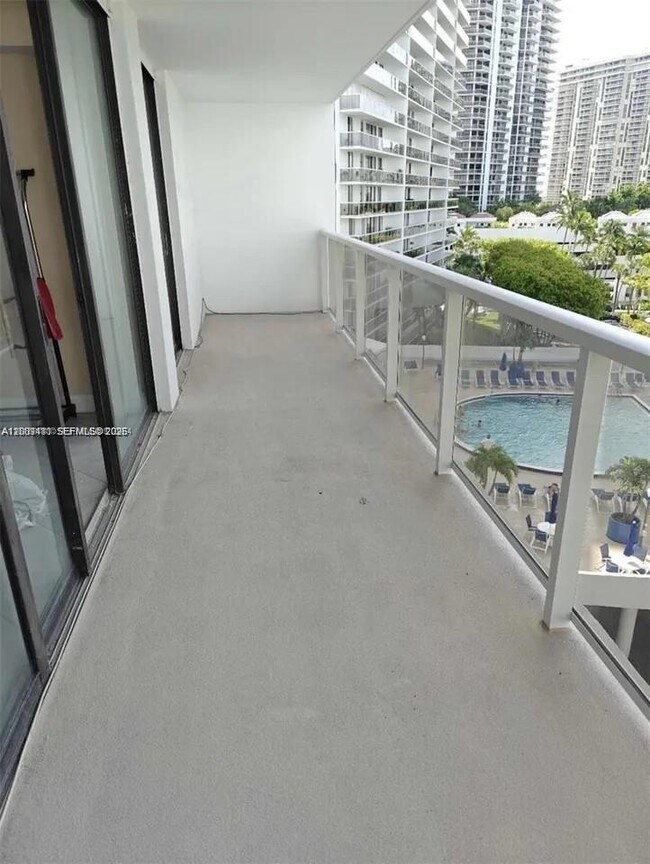 Building Photo - 3701 N Country Club Dr