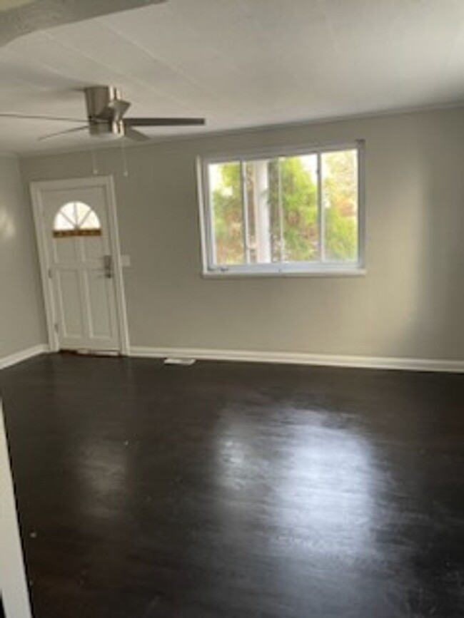 Building Photo - Newly Modern Renovated Three Bedroom Two B...