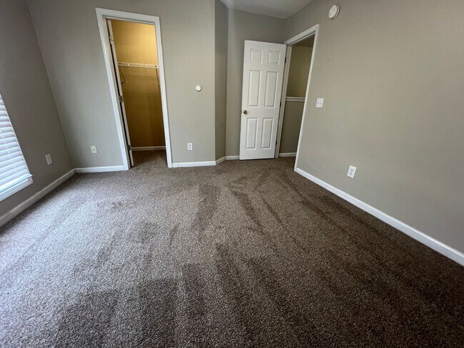 Building Photo - Auburn Townhome