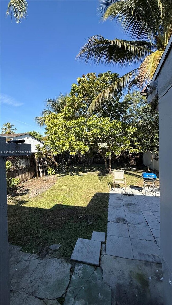 Building Photo - 551 NE 67th St