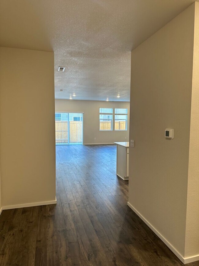 Building Photo - Newer single level 3-bedroom 2 bath house in Springfield!