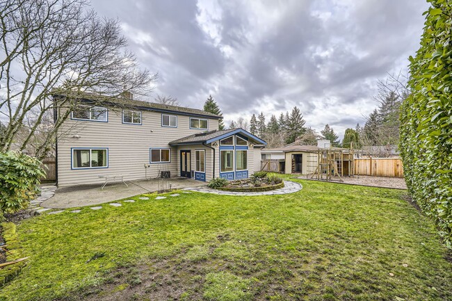 Building Photo - Gorgeous 2-Story Bellevue Home w/ Attached...