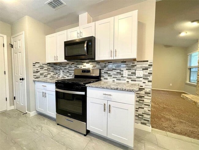 Building Photo - 703 Twin Oak Trail