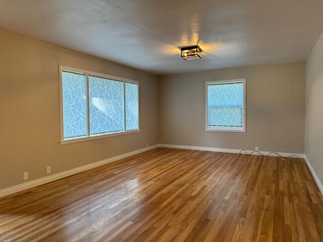 Building Photo - Charming 4 bedroom on 1+acre in Renton across from Benson Hill Elementary