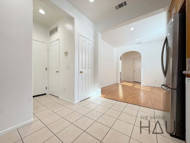 Building Photo - Desirable Oak Creek Community Detached Home with Two Car Garage