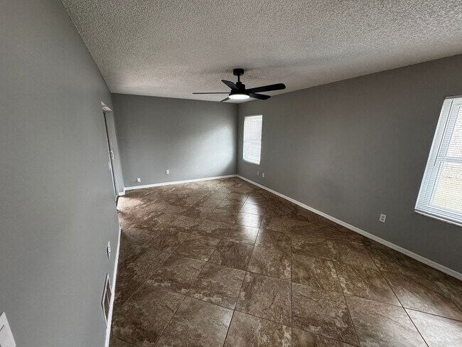 Building Photo - 3-Bedroom Ocala Home, Fenced Yard & Sunroom