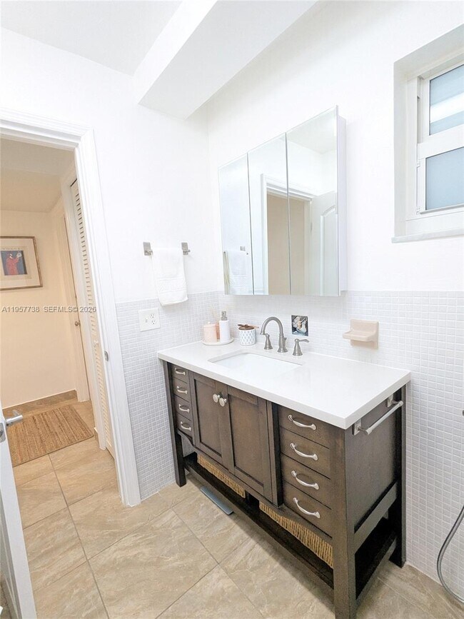 Building Photo - 330 SE 2nd St