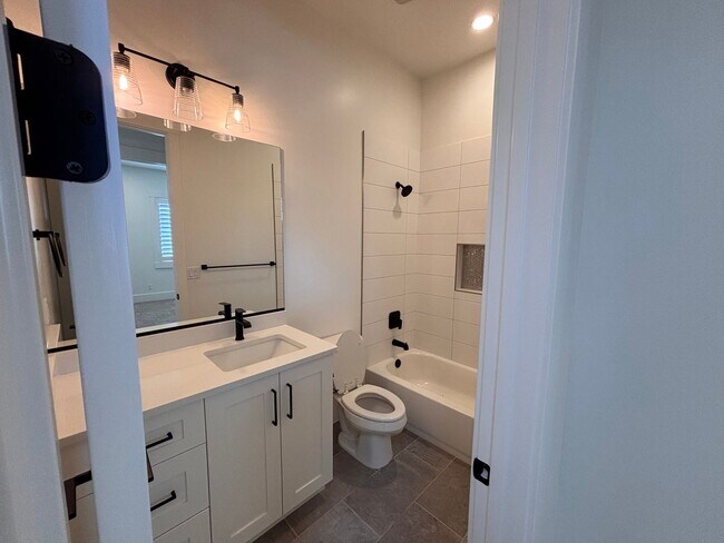 Building Photo - Beautiful 5 bed | 4 Bath | 3 Car Garage