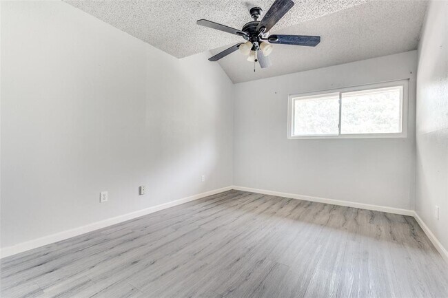 Building Photo - 4 Oakbrook Dr