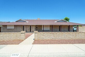 Building Photo - Move in Ready! 3 Bedrooms, 3 Bathrooms & P...