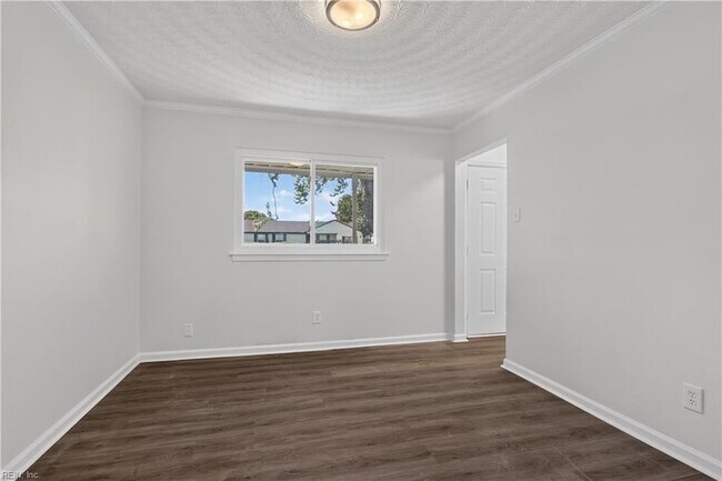 Building Photo - 3044 Camelot Blvd