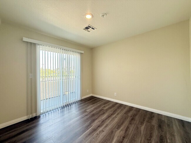 Building Photo - RECENTLY RENOVATED! 3 Bedroom 1 Bathroom Apartment in Indio, CA