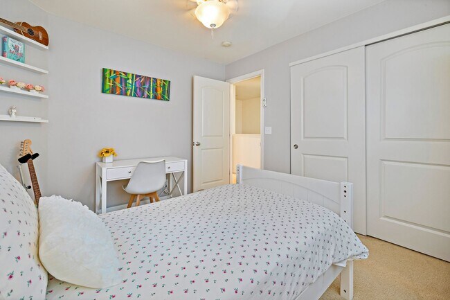 Building Photo - Unfurnished Townhome with Garage, 3 bedroo...