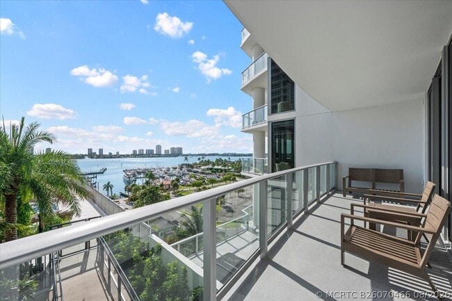 Building Photo - 220 Lake Shore Dr
