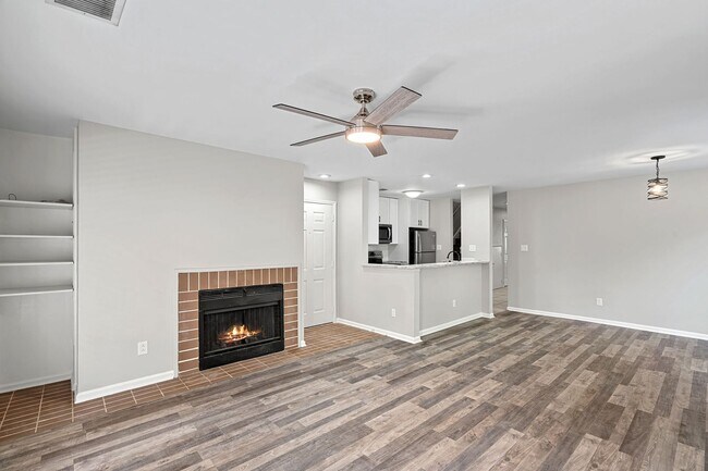 Building Photo - Unique 3 Bedroom/ 3 Full Bathroom 2 Story ...