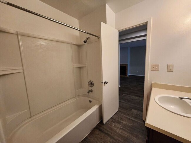 Building Photo - Cozy 2-Bedroom Lower-Level Unit | Great Lo...
