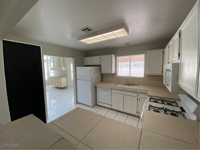 Building Photo - 8009 Festivity Cir