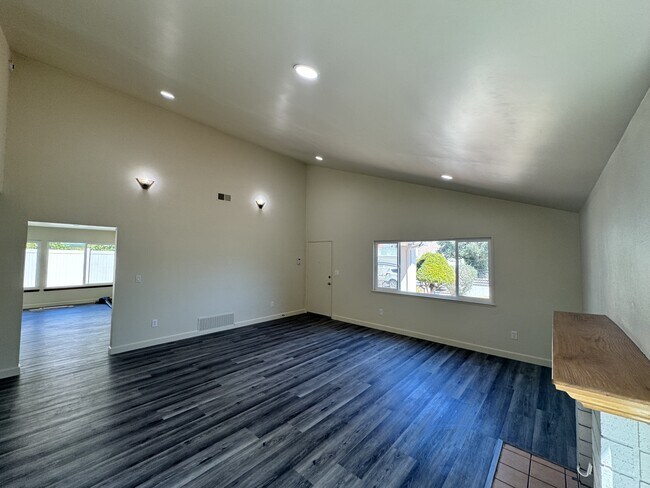 Building Photo - 916 Avenida Ysidora