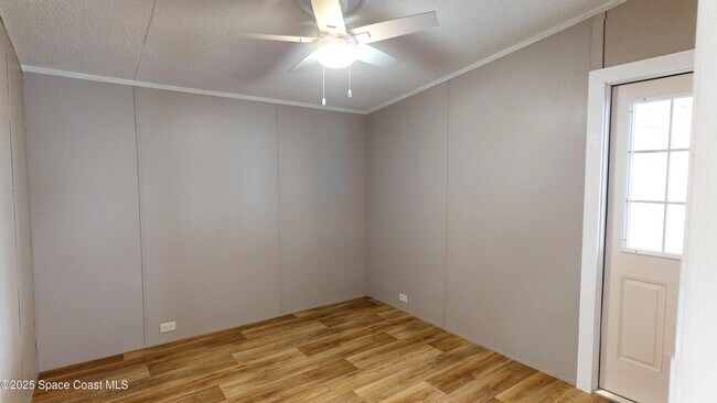 Building Photo - 709 Lark Dr