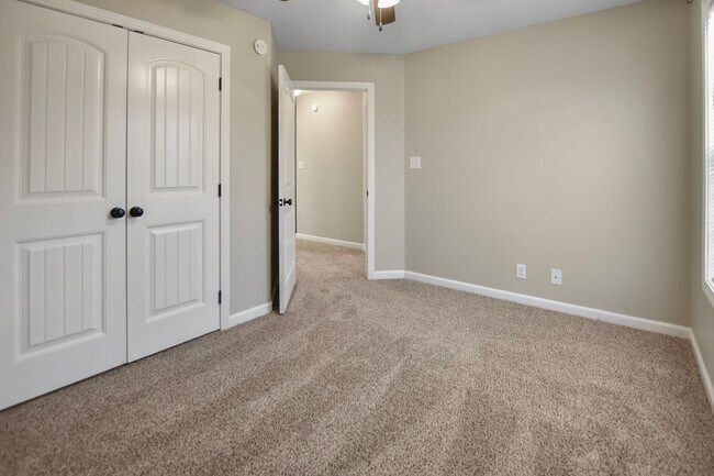 Building Photo - Pet Friendly Three Bedroom!