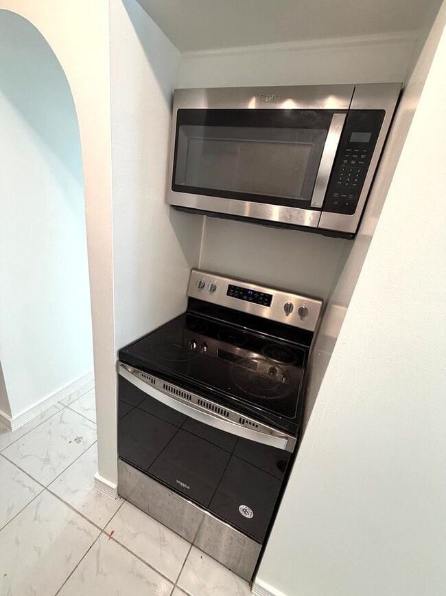 Building Photo - Live where Lincoln Road meets the Ocean in a full service resort-style condominium in South Beach!