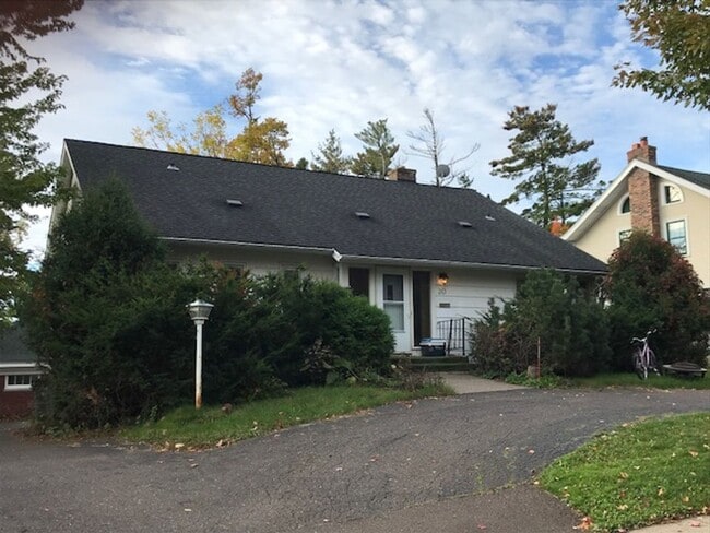 Building Photo - Duluth, MN - 6 bed - 3 bath - Single Famil...