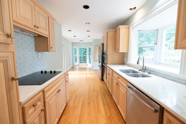 Building Photo - Lovely, Updated 3-Bedroom, 1-Bath Home in Greensboro w/ Fenced Yard