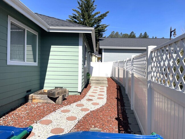 Building Photo - 3 bedroom, 2 bath in Grass Valley, CA 95945