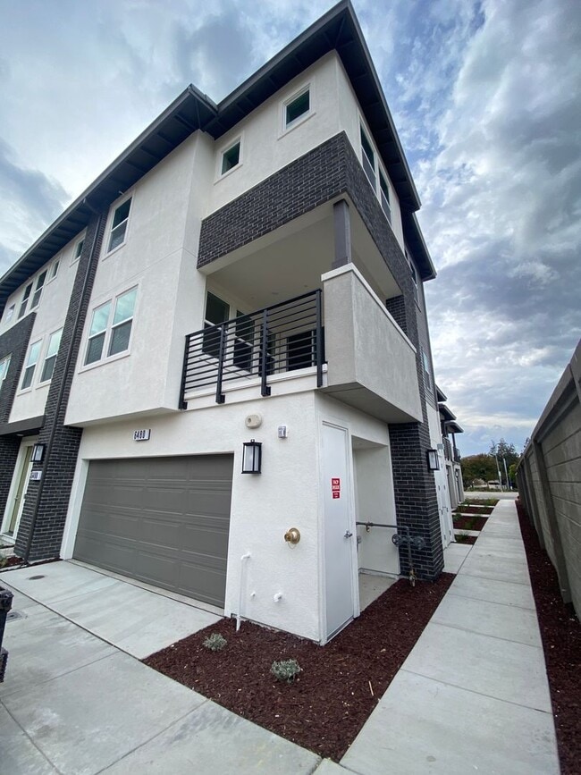 Building Photo - Boulevards End Unit Townhouse, 3 Bed / 2.5 Bath, Amenities, Close to 580 - This is a 3-6 month sh...