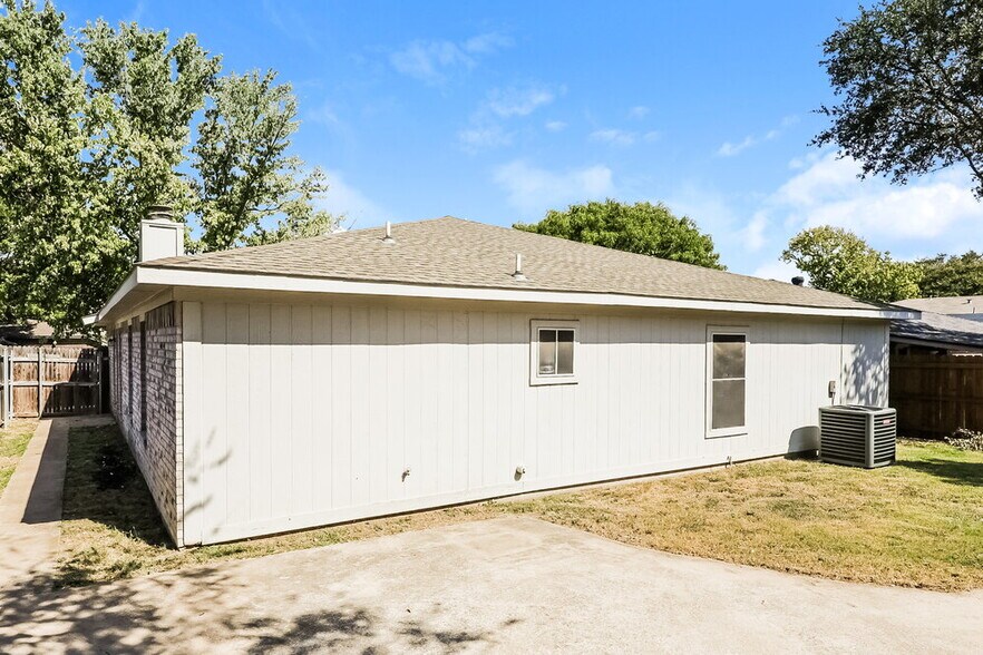 Building Photo - 512 Blue Haze Dr