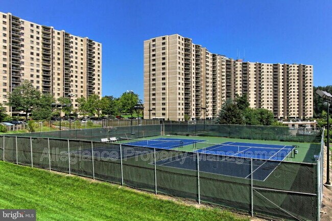 Building Photo - 309 Yoakum Pkwy