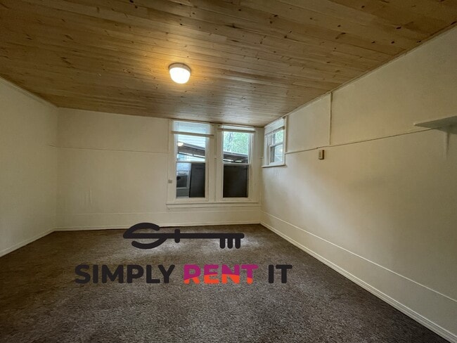 Building Photo - 6 Bed House or 2 and 3 Bedroom Duplex on C...
