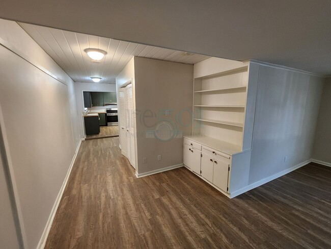 Building Photo - Compeltely Remodeled 3 Bedroom 3 Bathroom