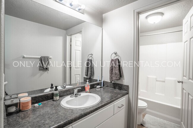 Building Photo - 892 E 700 N