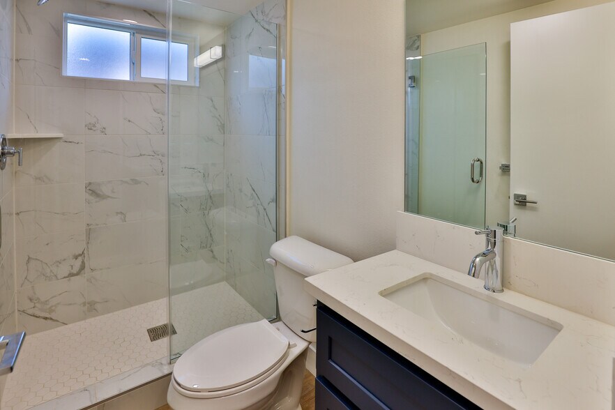 Building Photo - 1164 W 37th Pl