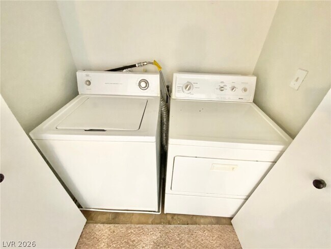 Building Photo - 1909 High Valley Ct