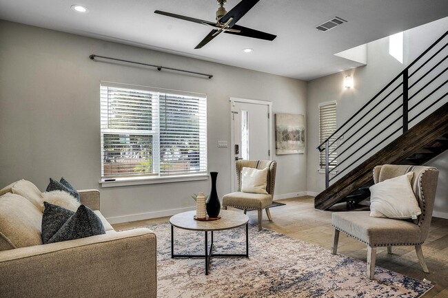 Building Photo - 1417 E Crockett St