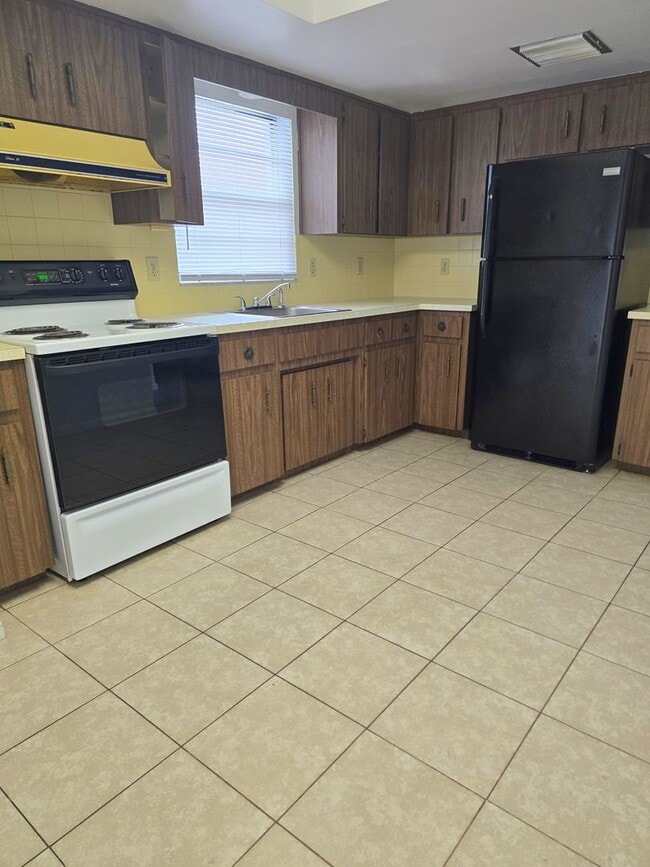 Building Photo - Amazing 2/1 Near Downtown Inverness!!!