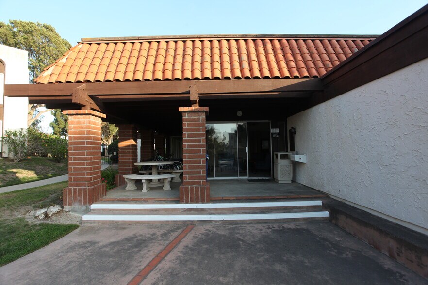 Building Photo - 6878 Navajo Rd