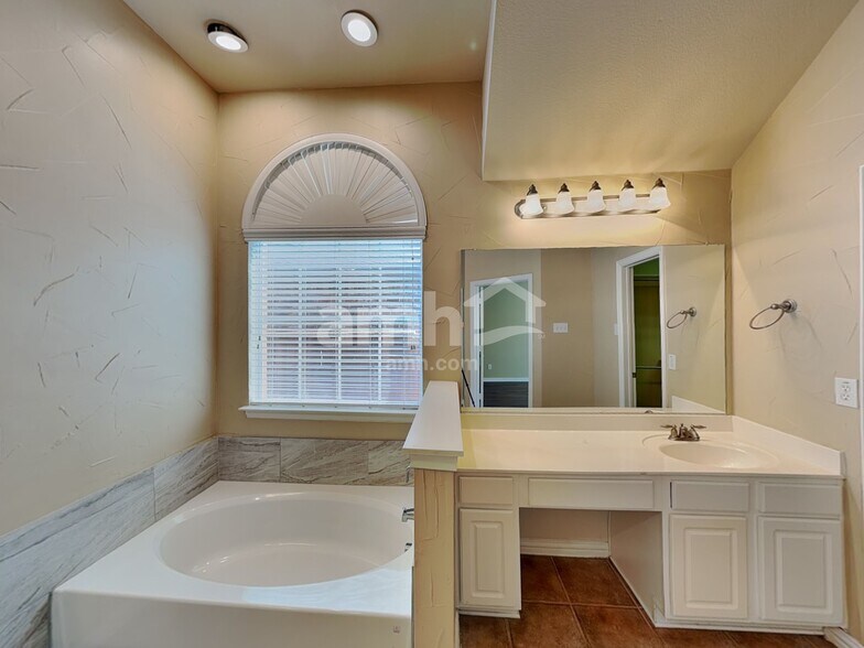 Building Photo - 1310 Golf Club Dr