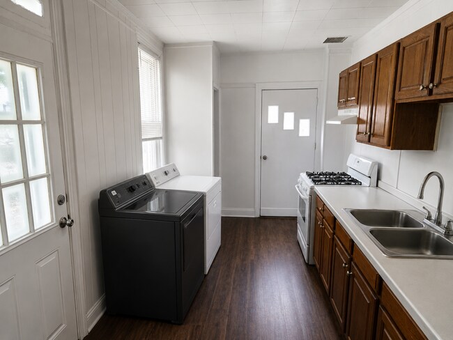 Building Photo - 2 Bedroom Single Family Home in Columbia!