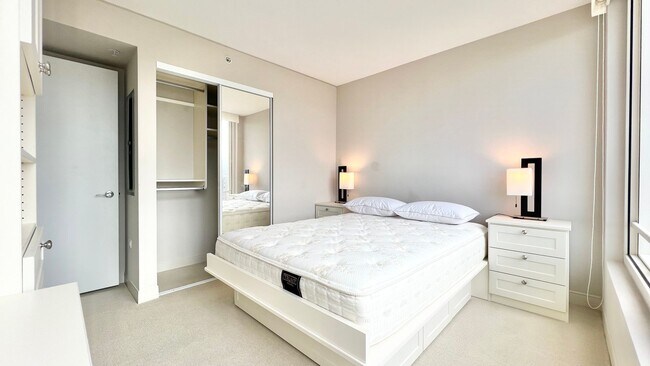 Building Photo - 2 BEDROOM HIGH FLOOR UNIT IN KAKAAKO