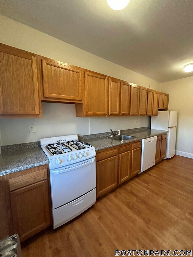 Building Photo - 2045 Commonwealth Ave