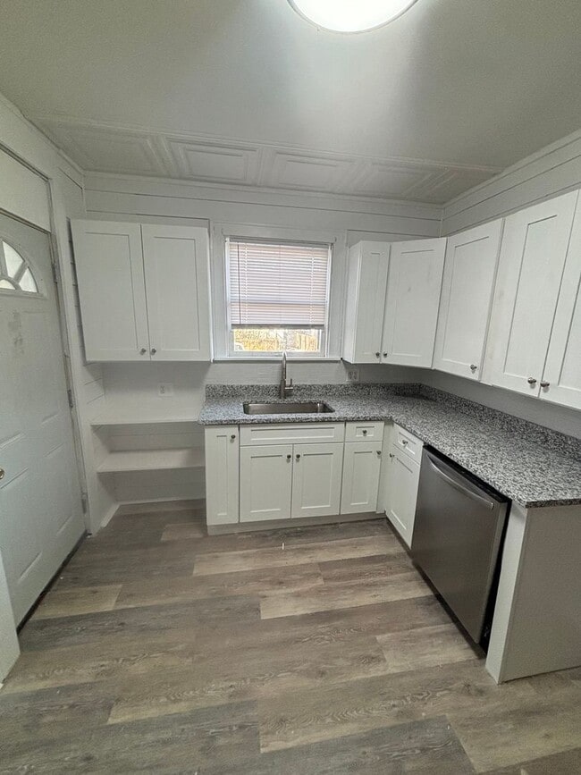 Building Photo - 2253 Summit St