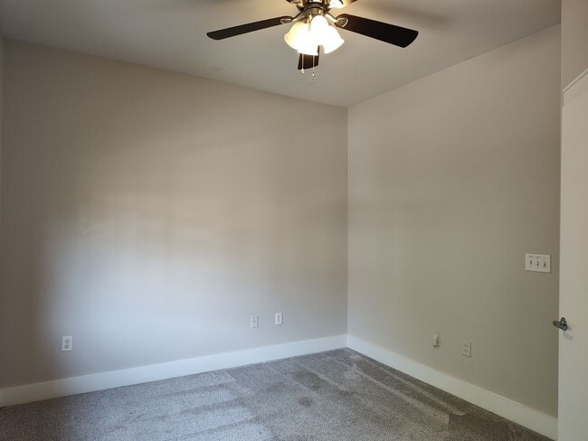 Building Photo - Modern townhome located in the M Complex c...