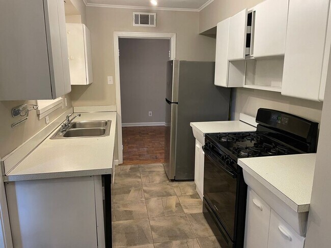 Building Photo - Spacious 4-Bedroom Home Just Minutes from the University of Memphis!