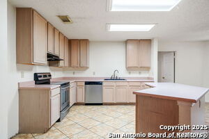 Building Photo - 17427 Sapphire Rim Dr