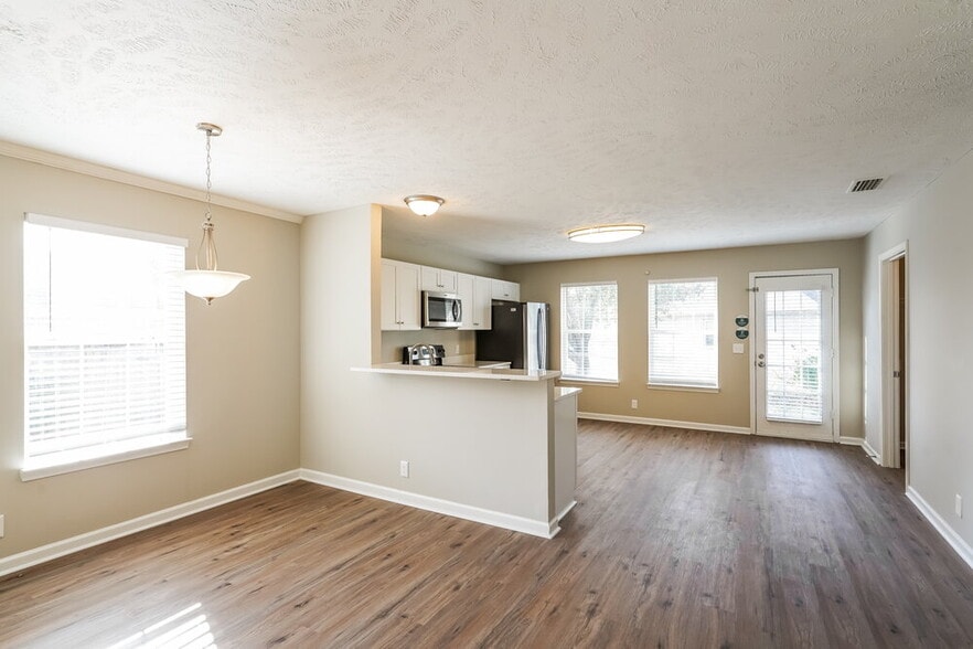 Building Photo - 5125 Hickory Grove Dr