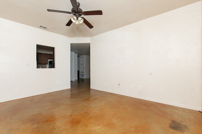 Building Photo - 613 Kendra Dr