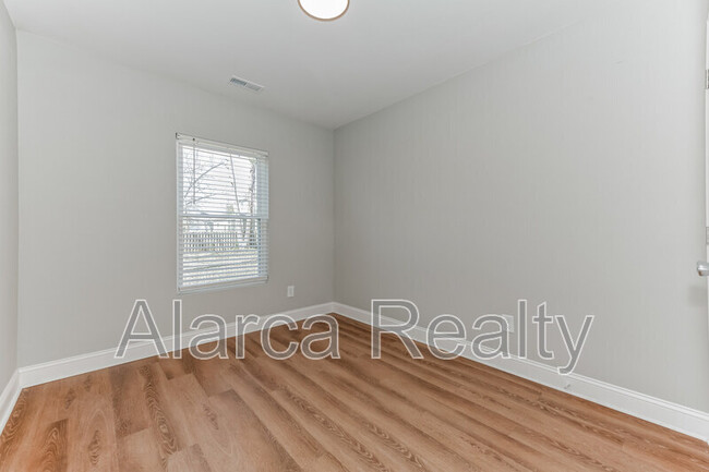 Building Photo - 1217 Skyview Rd